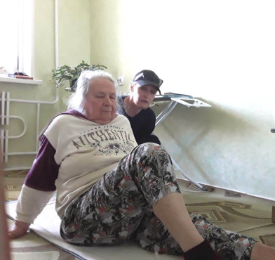 Продолжаются индивидуальные оздоровительные занятия на дому у получателей социальных услуг АНО СОН «Опора» в проекте «Помогаем на здоровье» 