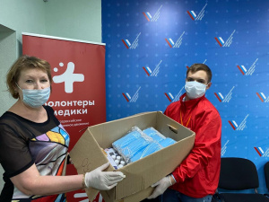 Г.А. Булгакова, директор АНО СОН «Опора», получила партию средств индивидуальной защиты (СИЗ) для социальных работников организации