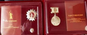 Вручение получателям социальных услуг АНО СОН «Опора» почётного знака «Житель осажденного Сталинграда» и памятного знака «80 лет Победы в Сталинградской битве»