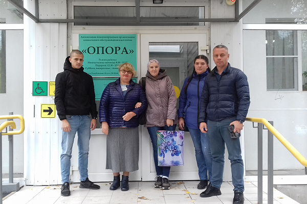 Э.П.Шитова со студентами ВГСПУ