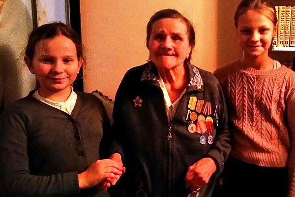 Поздравление ветеранов Великой Отечественной войны, подопечных АНО СОН «Опора», воспитанниками отделения психолого-педагогической помощи ГБУ СО «Центральный ЦСОН» стало доброй традицией