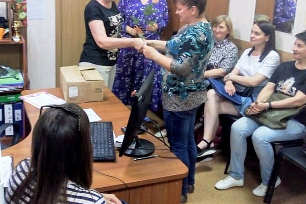 ГА Булгакова вручает грамоту Ковшовой Оксане Александровне
