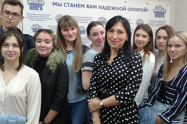И.Г. Ануфриева со студентами ВГСПУ