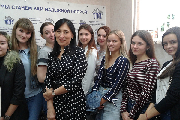 И.Г. Ануфриева со студентами ВГСПУ