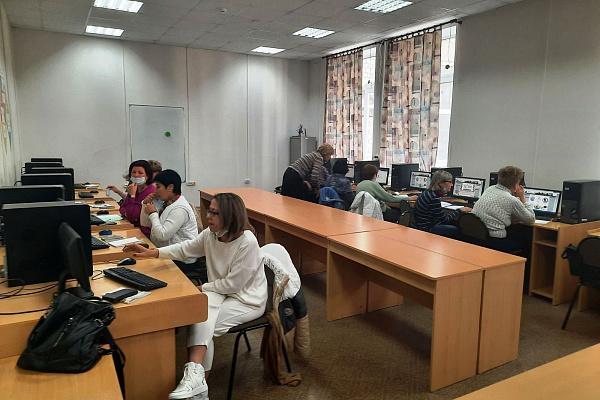 Социальные работники АНО СОН "Опора" совмещают учебу с работой 